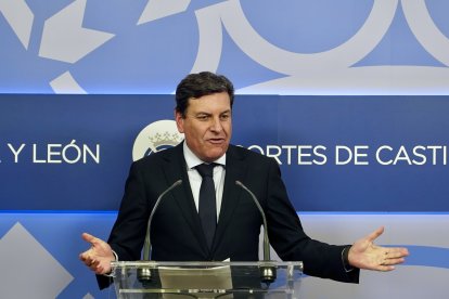 El portavoz de la Junta Carlos Fernández Carriedo atiende a los medios tras la ronda de diálogo del PP con los partidos tras las elecciones