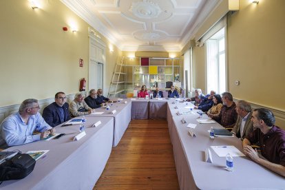 El jurado del Premio de la Crítica de Castilla y León 2025, tras la deliberación en el Palacio de la Isla de Burgos.