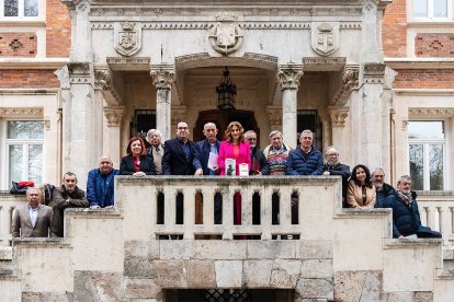 La viceconsejera Mar Sancho, con los miembros del jurado.