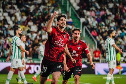 El Mirandés pasa del 2-0 al 2-2 y salva un punto en un partido lleno de sobresaltos.