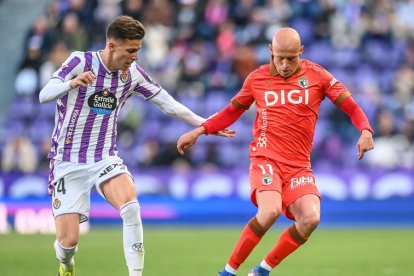 Mollejo apareció en el tramo final y forzó el penalti que dio al Burgos la victoria en Zorrilla.