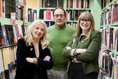 La directora del Club de Lectura Adictos al Crimen, Marta Marne, junto a Leopoldo Herrero y Karín del Ser, de la Librería Galatea, preparan una nueva jornada de lectura que se celebra en la Biblioteca Sierra Pambley de León
