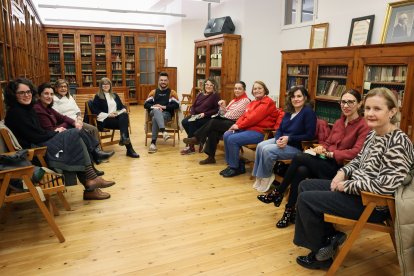 El Club de lectura Adictos al Crimen de León, durante un nuevo encuentro en la biblioteca de la Fundación Sierra Pambley