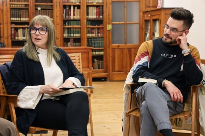 El Club de lectura Adictos al Crimen de León, durante un nuevo encuentro en la biblioteca de la Fundación Sierra Pambley