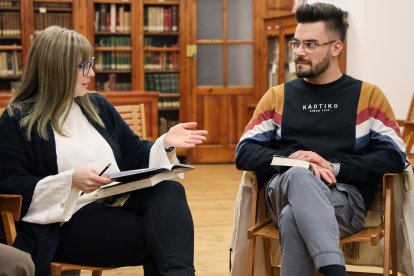 El Club de lectura Adictos al Crimen de León, durante un nuevo encuentro en la biblioteca de la Fundación Sierra Pambley