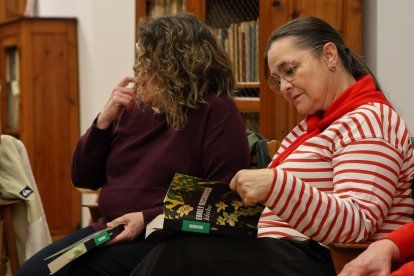 El Club de lectura Adictos al Crimen de León, durante un nuevo encuentro en la biblioteca de la Fundación Sierra Pambley
