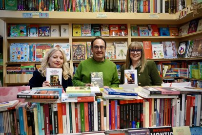 La directora del Club de Lectura Adictos al Crimen, Marta Marne, junto a Leopoldo Herrero y Karín del Ser, de la Librería Galatea, preparan una nueva jornada de lectura que se celebra en la Biblioteca Sierra Pambley de León