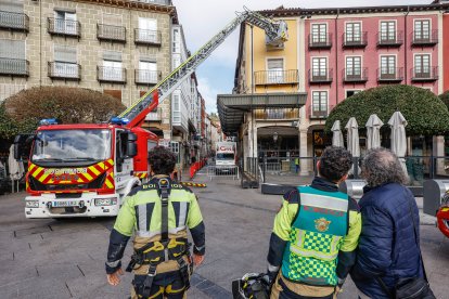 Trabajos  para la instalación de un vallado perimetral definitivo apra evitar daños en esta céntrica zona de burgos en caso de colapso del edificio.