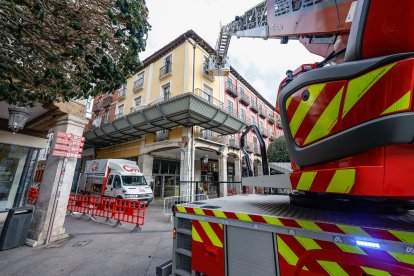 Trabajos  para la instalación de un vallado perimetral definitivo apra evitar daños en esta céntrica zona de burgos en caso de colapso del edificio.