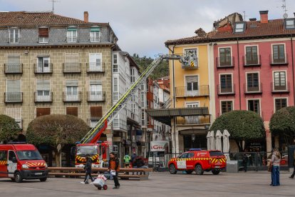 Trabajos  para la instalación de un vallado perimetral definitivo apra evitar daños en esta céntrica zona de burgos en caso de colapso del edificio.