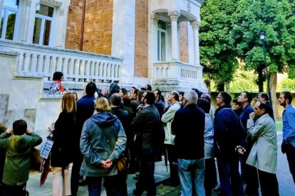 Imagen de una visita guiada al Palacio de la Isla.