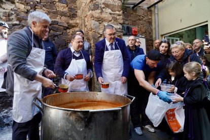La Cofradía Nuestra Señora de las Angustias y Soledad de La Bañeza organiza la procesión del Santo Potajero, declarada de Interés Turístico Provincial