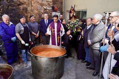 La Cofradía Nuestra Señora de las Angustias y Soledad de La Bañeza organiza la procesión del Santo Potajero, declarada de Interés Turístico Provincial