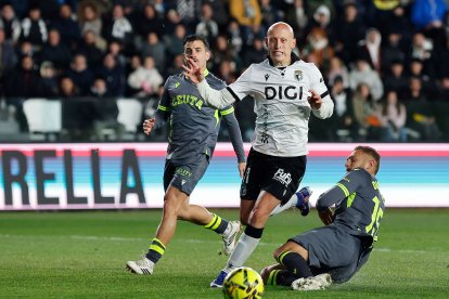 Imagen del partido entre el Burgos CF y el Ceuta.