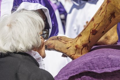 Imagen del Desenclavo de la Cruz a los pies de la Catedral.