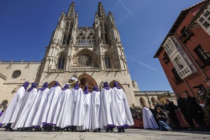 Imagen del Desenclavo de la Cruz a los pies de la Catedral.
