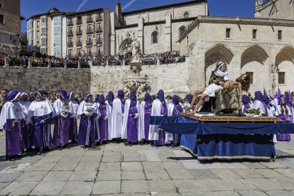 Imagen del Desenclavo de la Cruz a los pies de la Catedral.