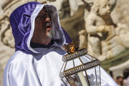 Imagen del Desenclavo de la Cruz a los pies de la Catedral.