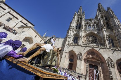 Imagen del Desenclavo de la Cruz a los pies de la Catedral.