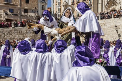 Imagen del Desenclavo de la Cruz a los pies de la Catedral.