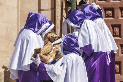 Imagen del Desenclavo de la Cruz a los pies de la Catedral.