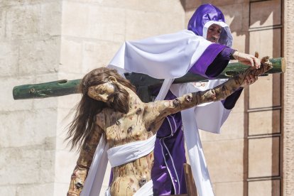 Imagen del Desenclavo de la Cruz a los pies de la Catedral.