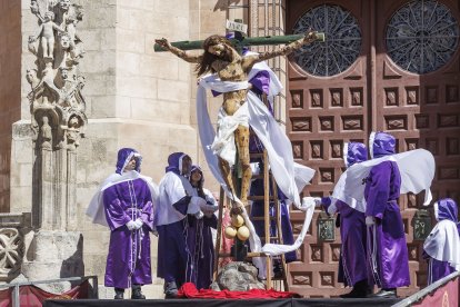 Imagen del Desenclavo de la Cruz a los pies de la Catedral.
