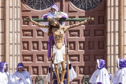 Imagen del Desenclavo de la Cruz a los pies de la Catedral.