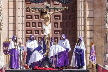 Imagen del Desenclavo de la Cruz a los pies de la Catedral.
