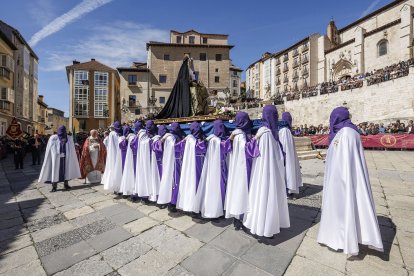 Imagen del Desenclavo de la Cruz a los pies de la Catedral.