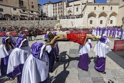 Imagen del Desenclavo de la Cruz a los pies de la Catedral.