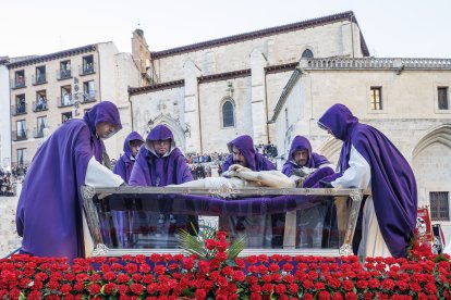 Imagen de la procesión del Santo Entierro.
