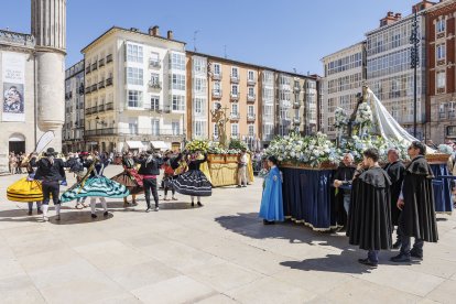 Instante de la procesión del Anuncio Pascual de Burgos.