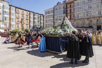 Instante de la procesión del Anuncio Pascual de Burgos.