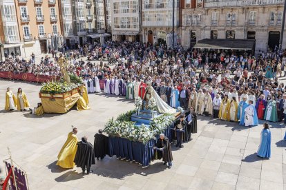 Instante de la procesión del Anuncio Pascual de Burgos.