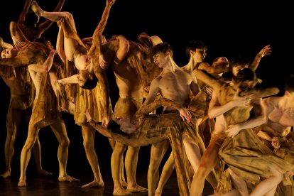 La compañía de jóvenes bailarines del Conservatorio de Madrid Mariemm Larreal participa en la gala de danza. 