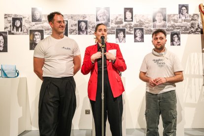 Álex Heras y Jorge García Varona, jóvenes artistas burgaleses, flanquean a Silvia Arribas, de Fundación Círculo, durante la inauguración de su muestra 'En la casa de la abuela'.