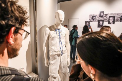 El encaje de las toallas 'de enseñar' y los lazos que aderezaban las muñecas portarrollos dominan en este diseño.