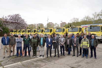 El consejero de Medio Ambiente, Vivienda y Ordenación del Territorio, Juan Carlos Suárez-Quiñones, entrega 12 vehículos autobombas