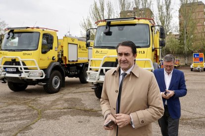 El consejero de Medio Ambiente, Vivienda y Ordenación del Territorio, Juan Carlos Suárez-Quiñones, entrega 12 vehículos autobombas
