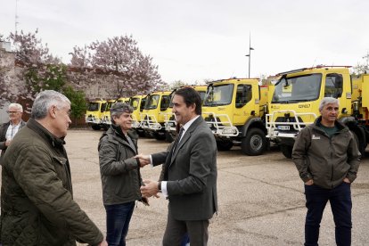 El consejero de Medio Ambiente, Vivienda y Ordenación del Territorio, Juan Carlos Suárez-Quiñones, entrega 12 vehículos autobombas