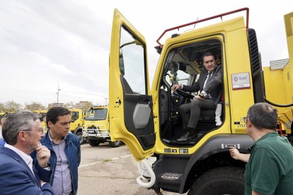 El consejero de Medio Ambiente, Vivienda y Ordenación del Territorio, Juan Carlos Suárez-Quiñones, entrega 12 vehículos autobombas