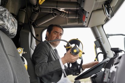 El consejero de Medio Ambiente, Vivienda y Ordenación del Territorio, Juan Carlos Suárez-Quiñones, entrega 12 vehículos autobombas