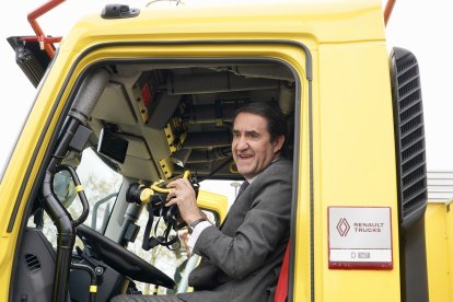 El consejero de Medio Ambiente, Vivienda y Ordenación del Territorio, Juan Carlos Suárez-Quiñones, entrega 12 vehículos autobombas