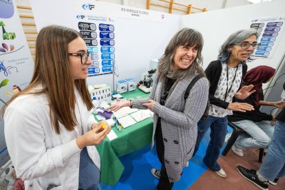 Imágenes de la Muestra de Formación Profesional que se desarrolla en el polideportivo del IES Diego Marín Aguilera.