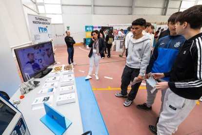Imágenes de la Muestra de Formación Profesional que se desarrolla en el polideportivo del IES Diego Marín Aguilera.