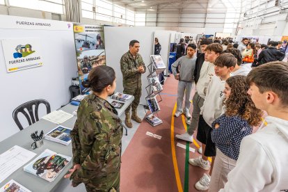 Imágenes de la Muestra de Formación Profesional que se desarrolla en el polideportivo del IES Diego Marín Aguilera.