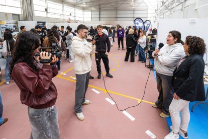 Imágenes de la Muestra de Formación Profesional que se desarrolla en el polideportivo del IES Diego Marín Aguilera.