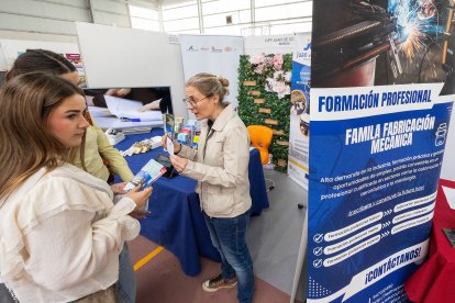 Imágenes de la Muestra de Formación Profesional que se desarrolla en el polideportivo del IES Diego Marín Aguilera.