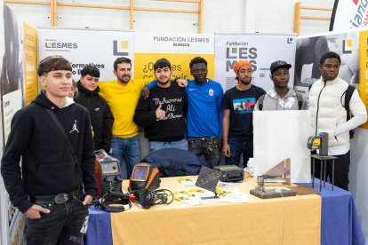 Imágenes de la Muestra de Formación Profesional que se desarrolla en el polideportivo del IES Diego Marín Aguilera.